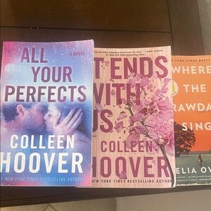 Book set. Delia Owens and Colleen Hoover